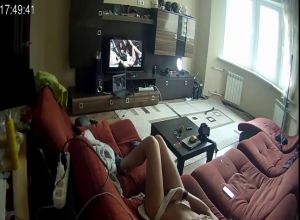 Девушка смотрит порнушку по телику и мастурбирует